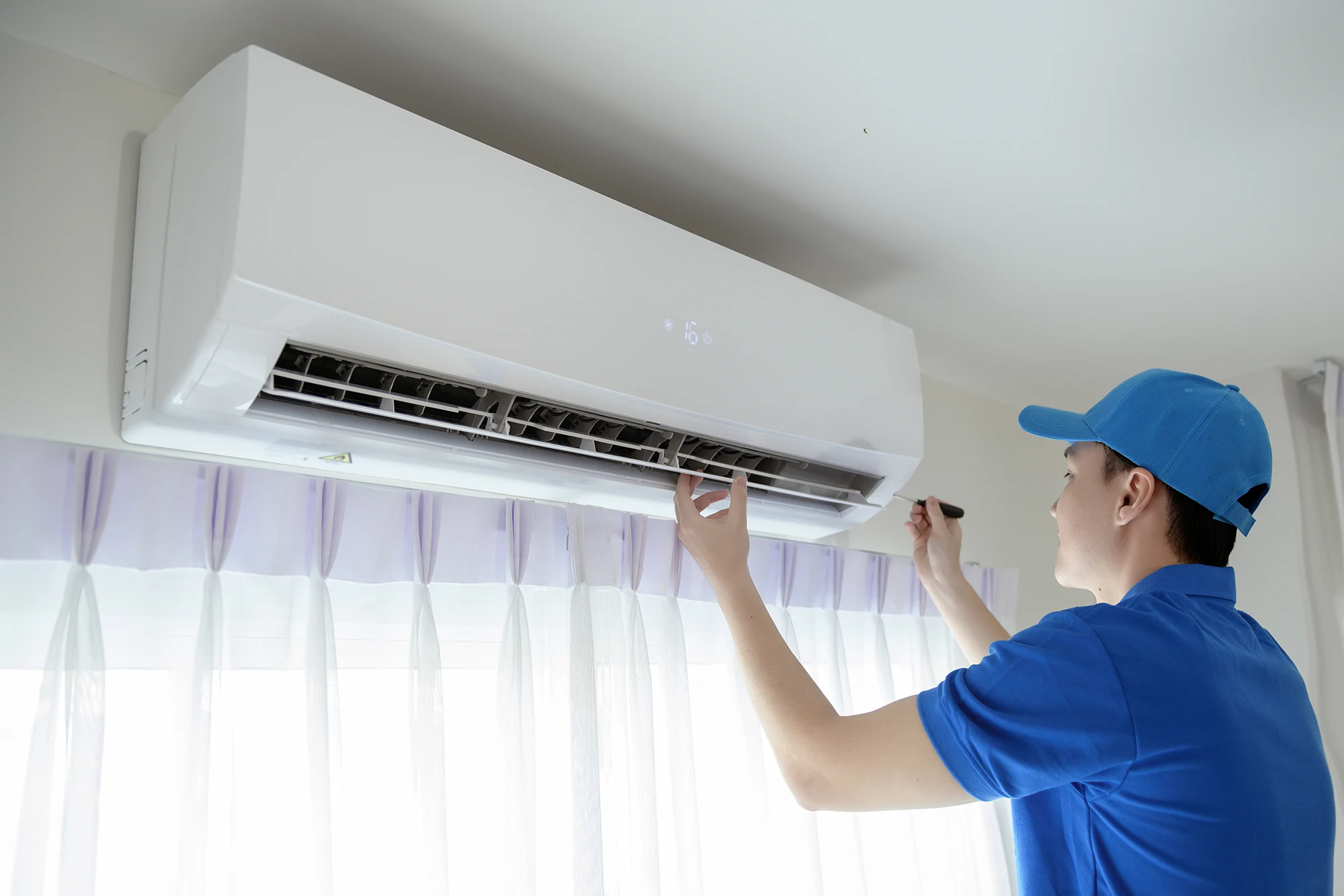 Técnico da Refrigera Certo fazendo manutenção de ar condicionado split em Brasília Técnico da Refrigera Certo fazendo manutenção de ar condicionado split em Brasília