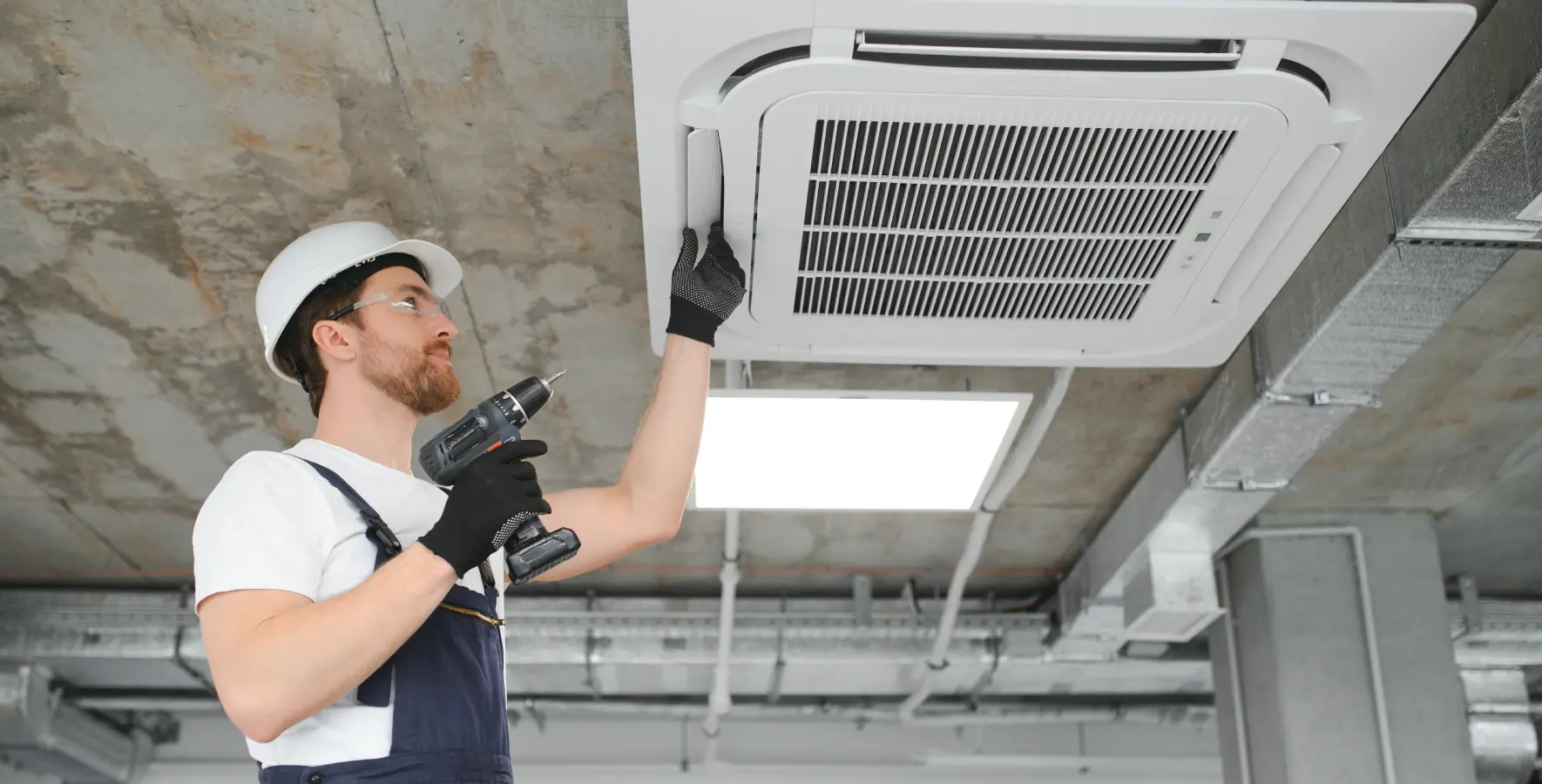 Orçamento: Refrigera Certo, especializada em instalação e climatização em ar condicionado Técnico da Refrigera Certo instalando ar condicionado cassete em Brasília