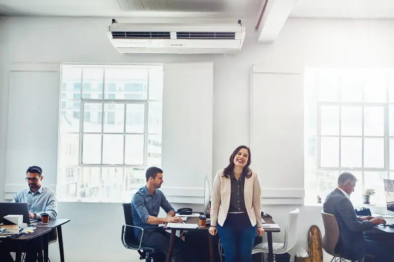 Climatização de ambiente coletivo com plano de manutenção em dia Sistema de climatização comercial em Brasília mantido conforme o PMOC exigido por lei